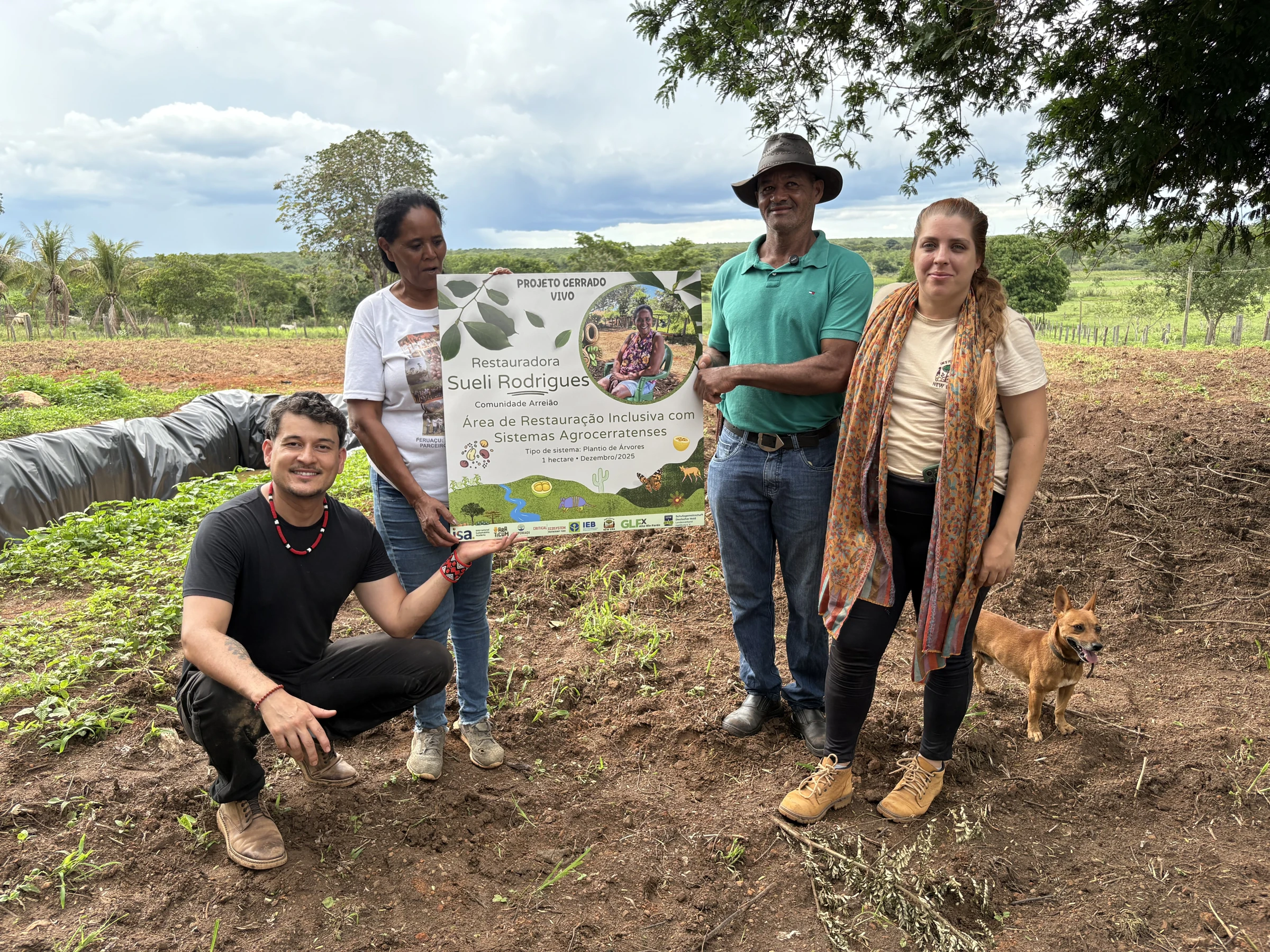 Participantes com a placa da unidade do Cerrado Vivo na comunidade Arreão