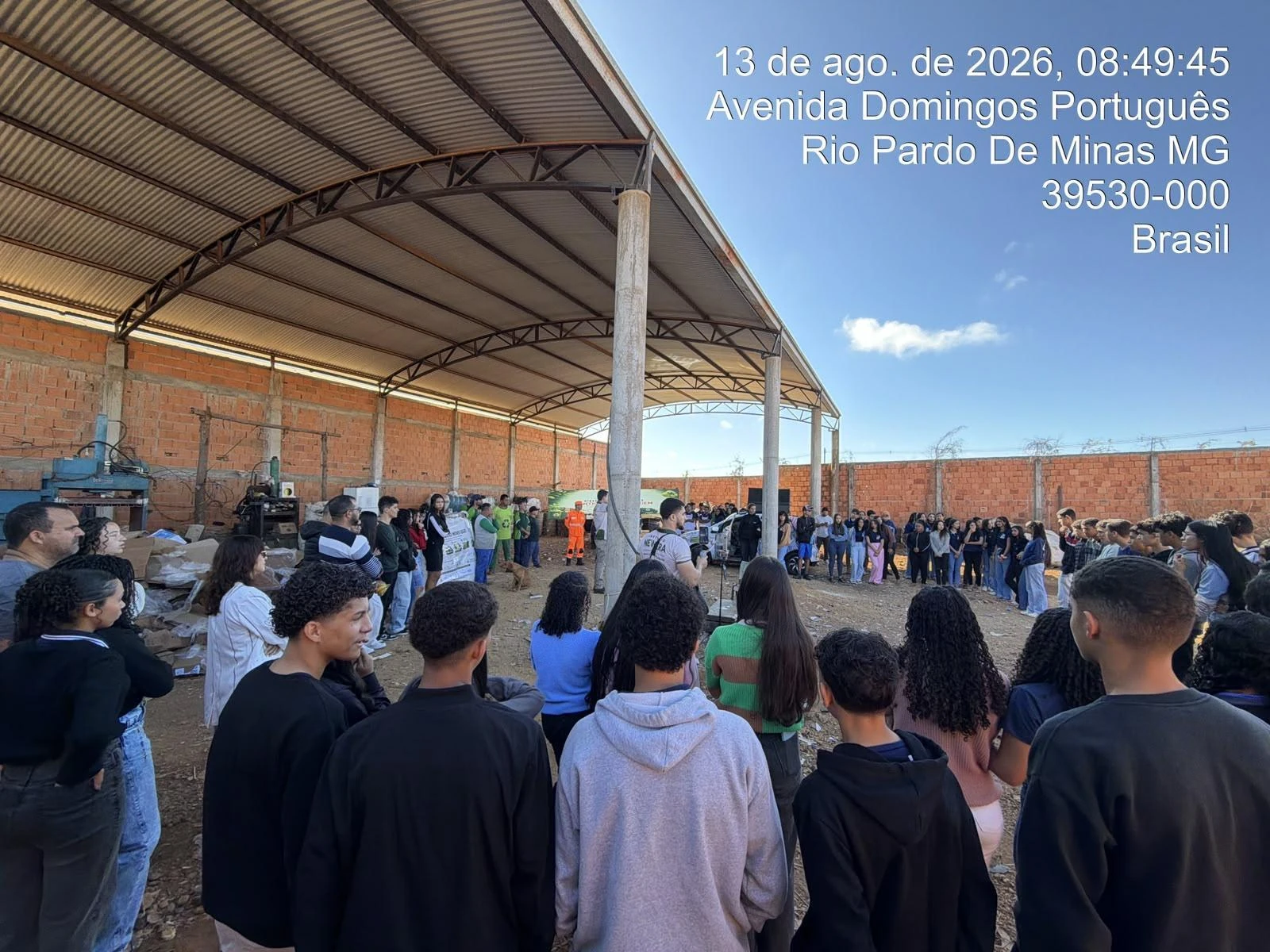 Estudantes em visita ao centro de reciclagem
